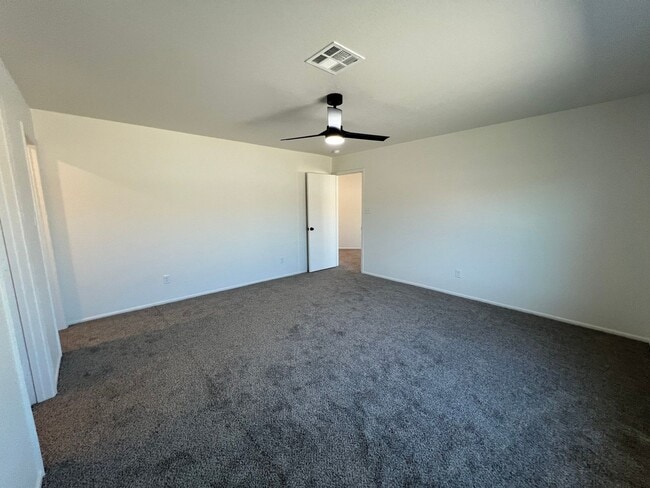 Building Photo - NEWER 3 BEDROOM HOME!