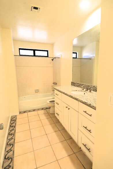 Building Photo - 5426 Mariposa Ave