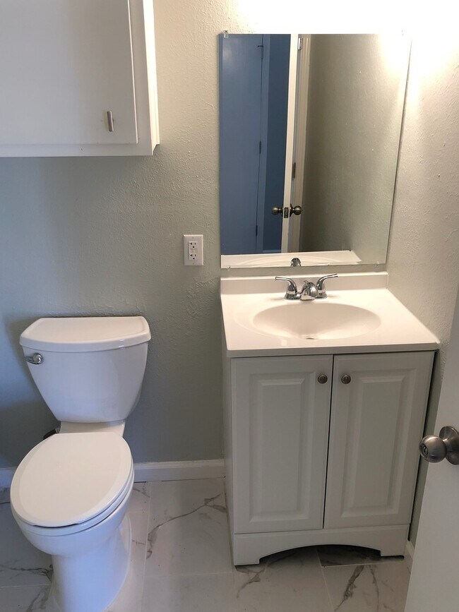 Building Photo - 3bed/1.5bath w/ Carport