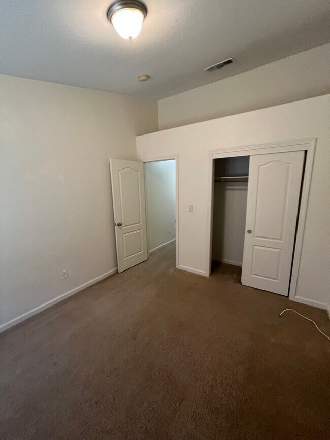 Building Photo - 550 Castlerock Ave
