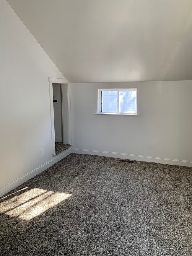 Building Photo - 128 W 9th St