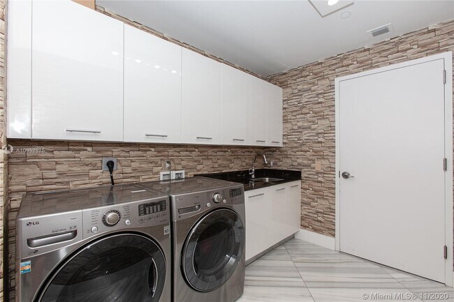 Building Photo - 2711 S Ocean Dr
