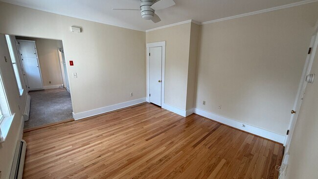 Building Photo - Lovely, 2 Story Apartment Triplex within W...