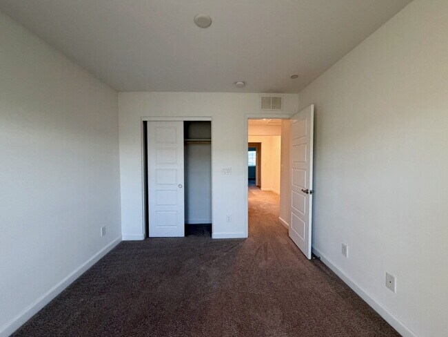 Building Photo - 3 BED 2.5 BATH 2 CAR GARAGE TOWNHOUSE FOR RENT LOCATED IN CADENCE MASTER COMMUNITY