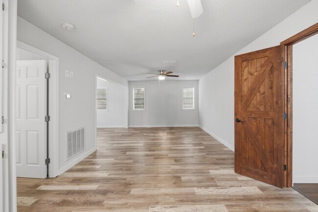 Building Photo - 9481 Lake Forest Cir