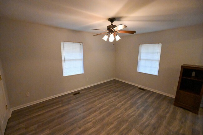 Building Photo - Stunning 3BR / 3BA Home on 2.48 Acres – Hillsborough, NC