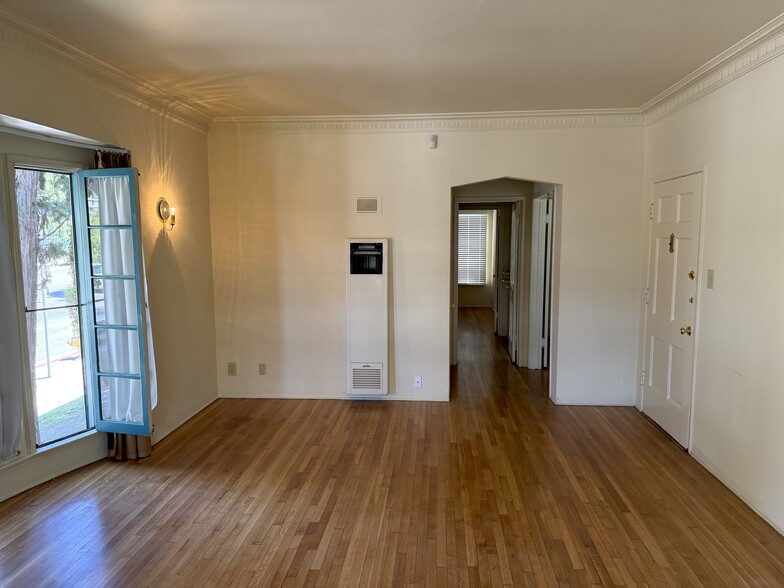 Building Photo - 5408 1/2 Franklin Ave