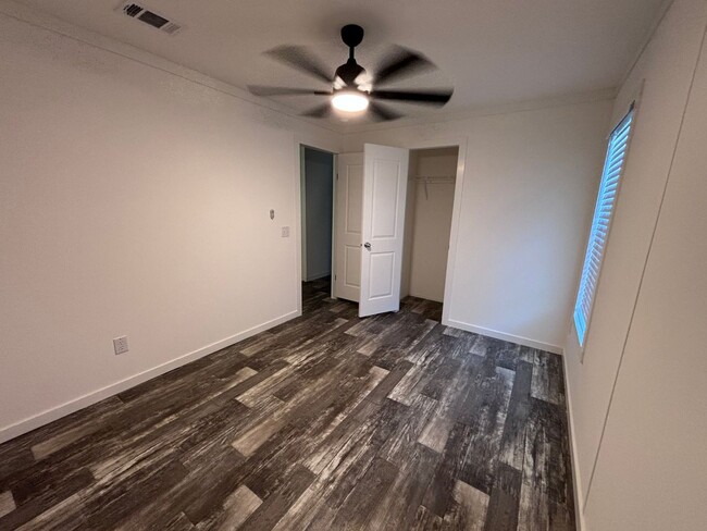 Building Photo - Move in special $500 off first months rent !