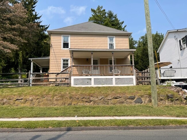 Building Photo - 68 Maple Ave