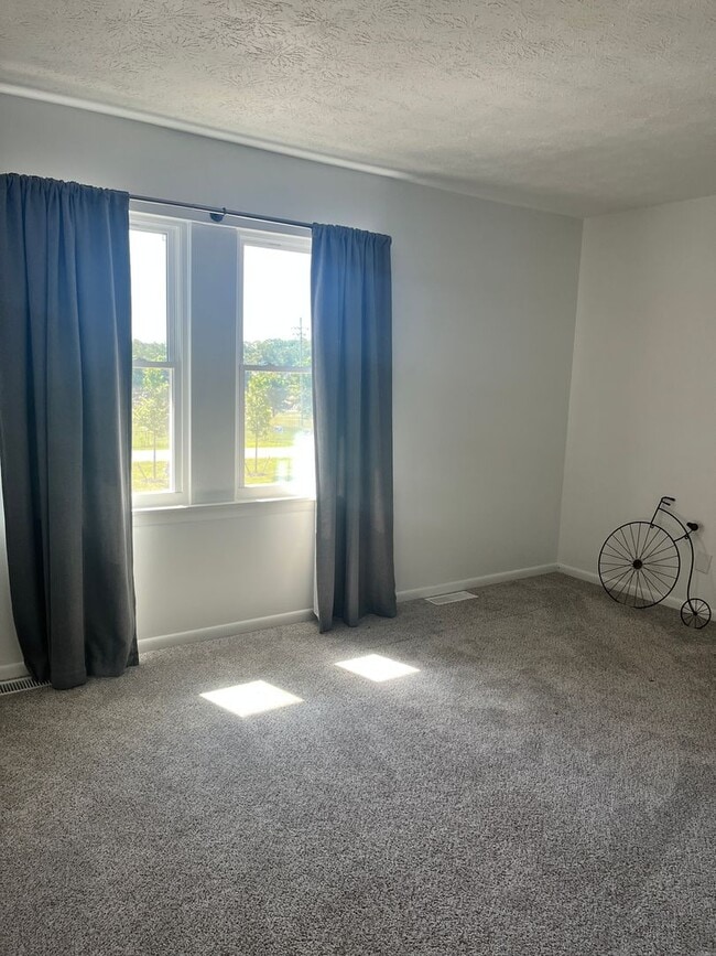 Building Photo - Two bedroom townhouse in Amherst!