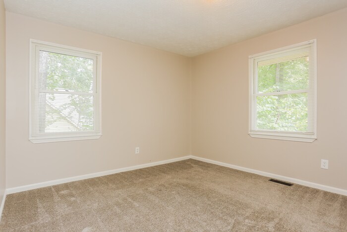 Building Photo - 525 Knollwood Dr