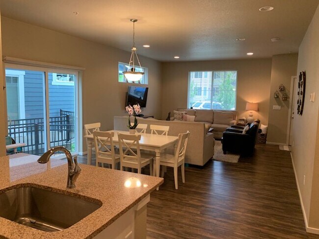 Building Photo - Spacious 3-Bedroom End-Unit Townhome for R...