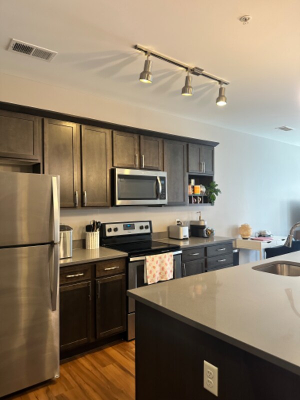 Building Photo - 6580 Longshore St