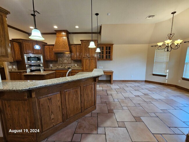 Building Photo - 3 (Bed)/2.5 (Bath) w/ Storm Shelter and Po...