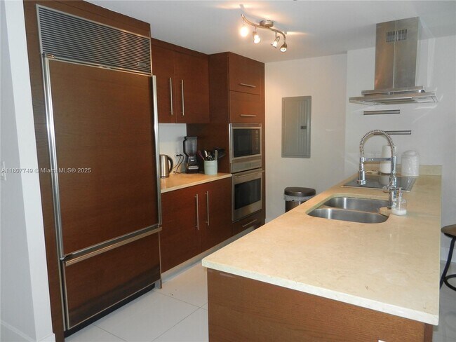 Building Photo - 465 Brickell Ave