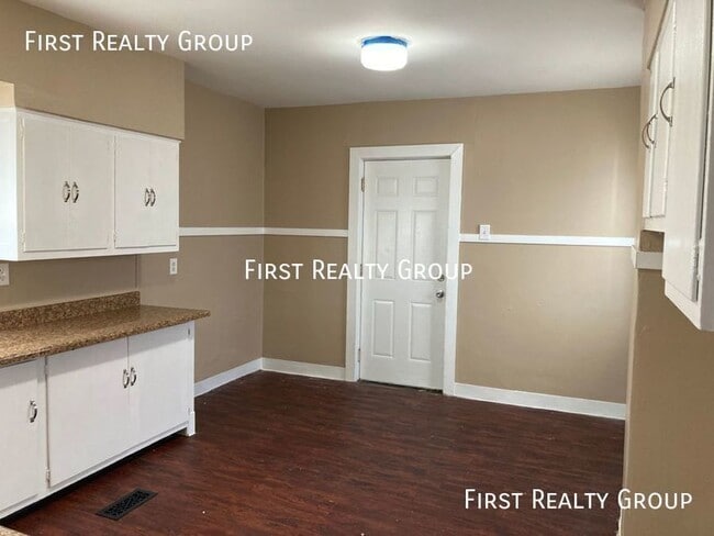 Building Photo - 1102 Beaumont-