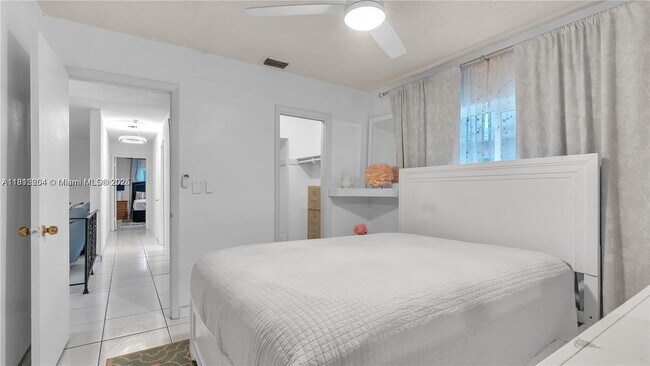 Building Photo - 831 SW 49th Terrace