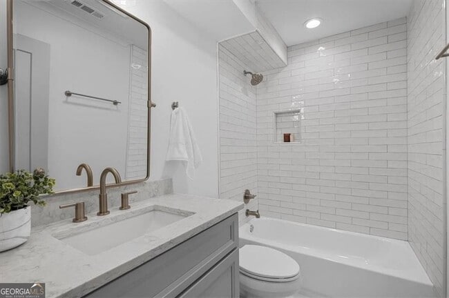 Building Photo - 112 Rosaire Pl NW