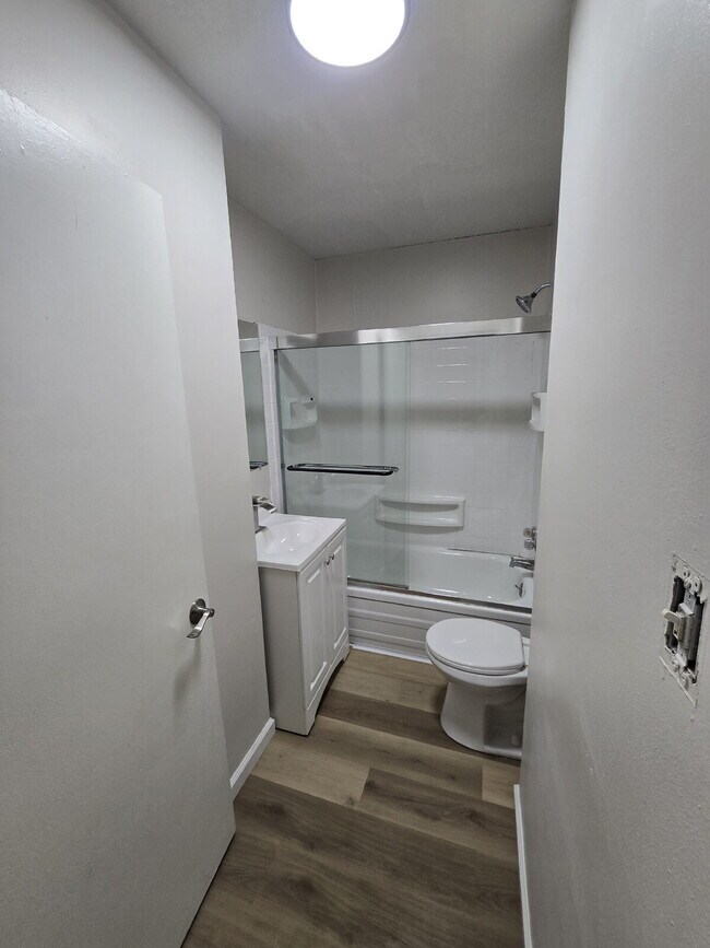 Building Photo - "Charming 1-Bed Haven with Off-Street Parking in Powell’s Prime Location!"