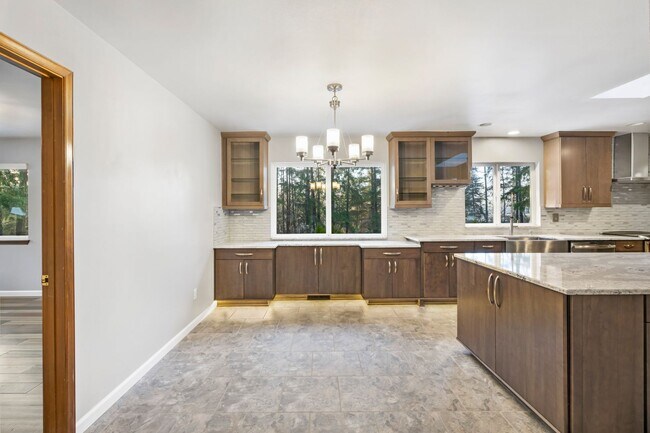 Building Photo - Immaculately maintained rambler in Sammamish with huge yard!!
