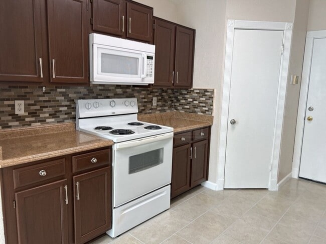 Building Photo - 4910 Parkwood Dr