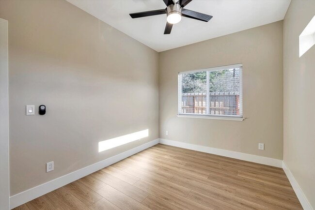 Building Photo - NEWER 2 BED, 1 BATH HOME WITH HUGE YARD AND ENCLOSED DRIVEWAY