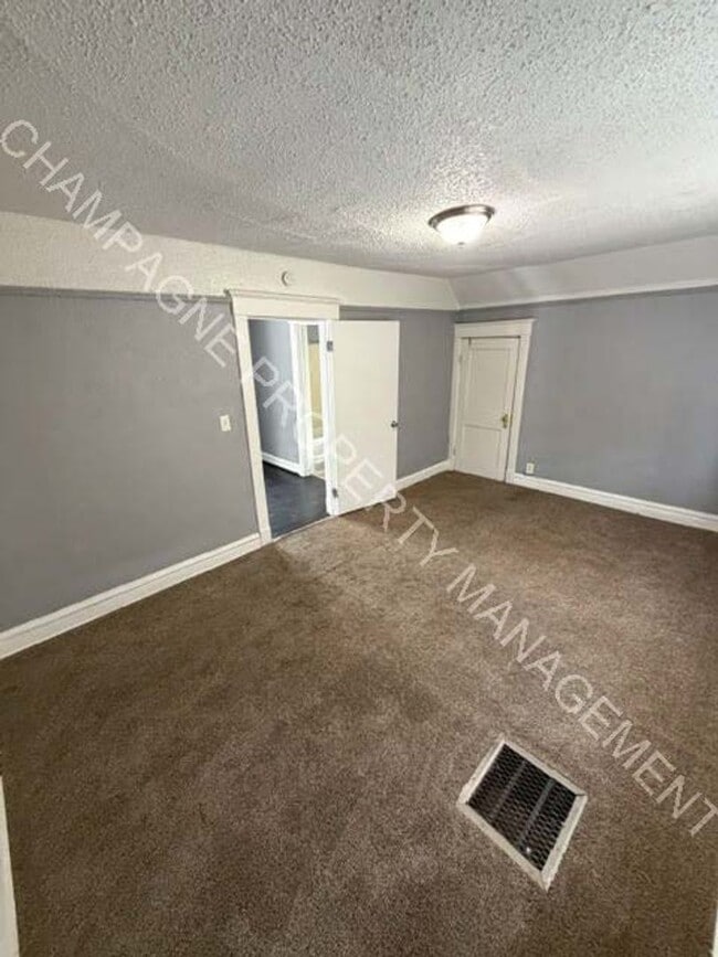 Building Photo - Newly Renovated Single Family Home