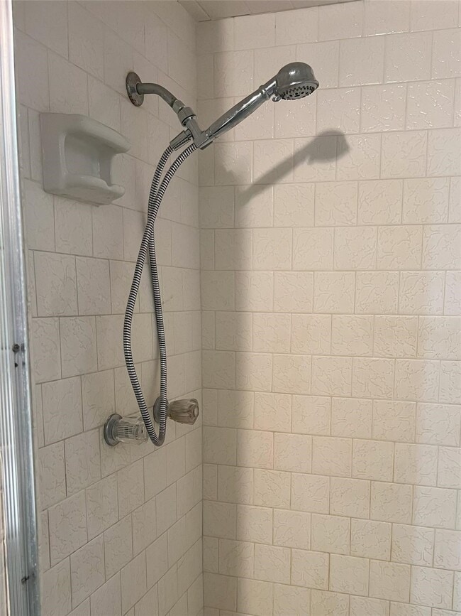 Building Photo - 401 Oakhill Dr