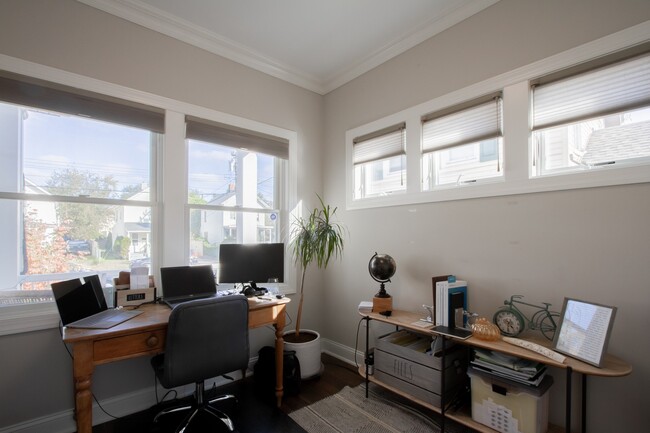 Building Photo - 41 Bank St