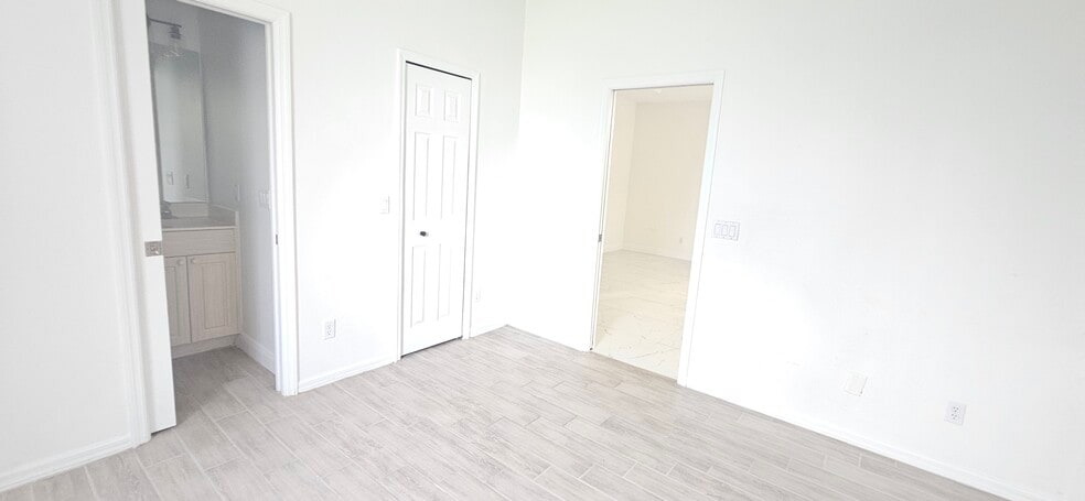 Building Photo - 2851 SW 49th Ter