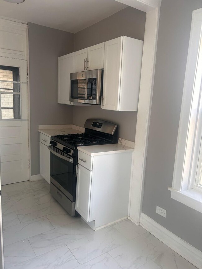Building Photo - Remodeled East Albany Park Apts!