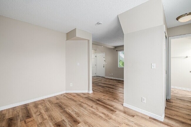 Building Photo - "Cozy 1-Bedroom Condo Retreat in Prime Tho...