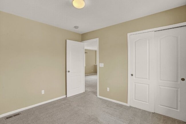 Building Photo - Low-Maintenance Northgate Home with Loft, Fireplace, and Mountain Views