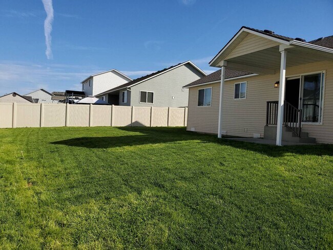 Building Photo - Lovely newer 3 bedroom 2 bath home for ren...