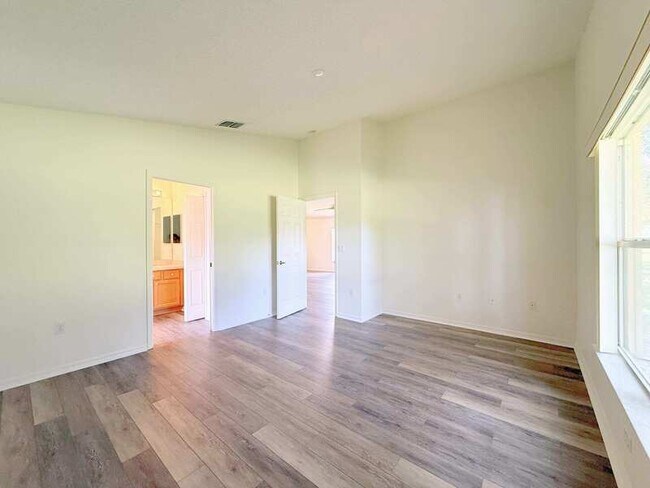 Building Photo - 240 Center Oak Cir