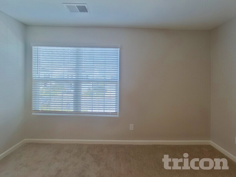 Building Photo - 2170 Southlea Dr