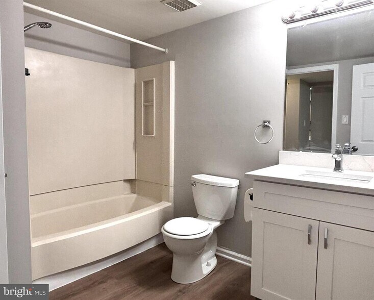 Hallway/Second Bedroom Bathroom - 1507 Bennett Pl