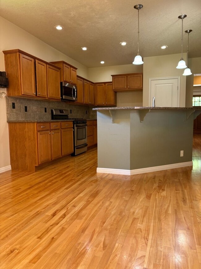 Building Photo - "Luxury Living: Stunning home with marble counter tops & Fireplace!"