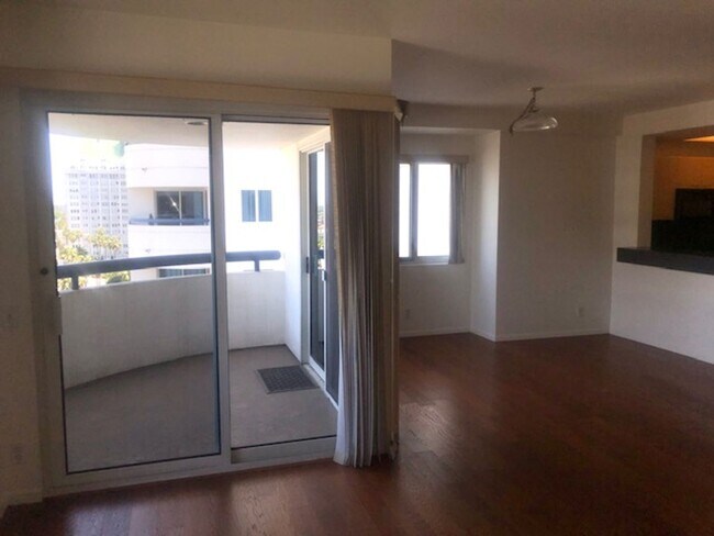 Building Photo - Large 1 bedroom 1 bath in Luxury High Rise...