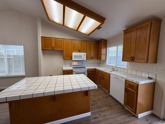 Building Photo - Newly updated single story 3 bedroom!