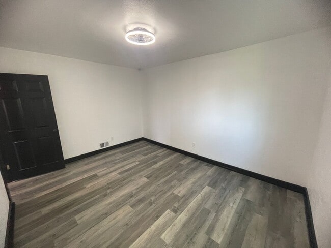 Building Photo - Newly updated 2 bedroom apartment for rent!