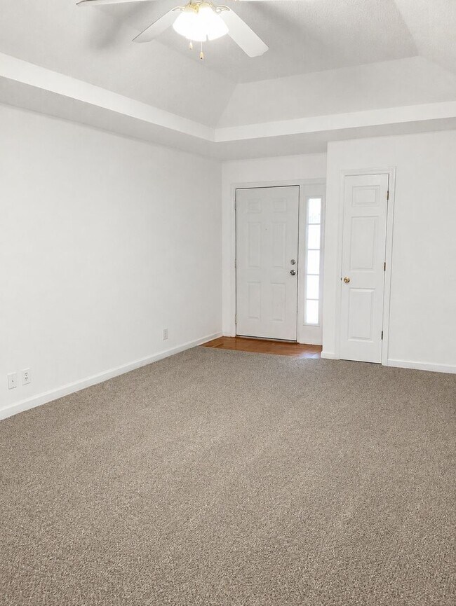 Building Photo - 2651 Derby Dr
