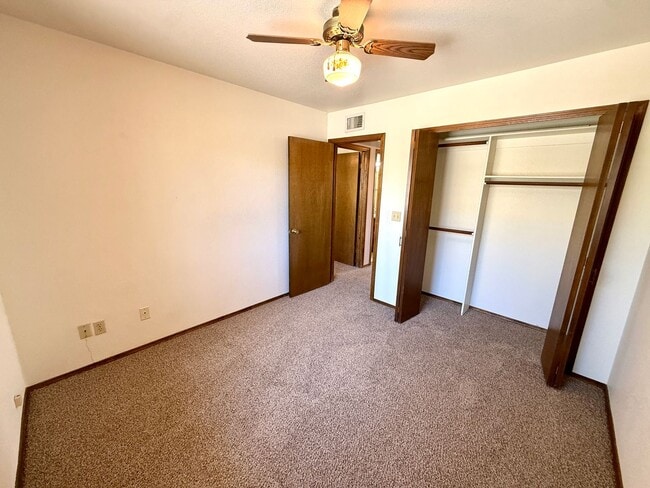 Building Photo - Spacious 3BR Cul-de-Sac Home with Bonus Room, New Carpet & Split Floor Plan!