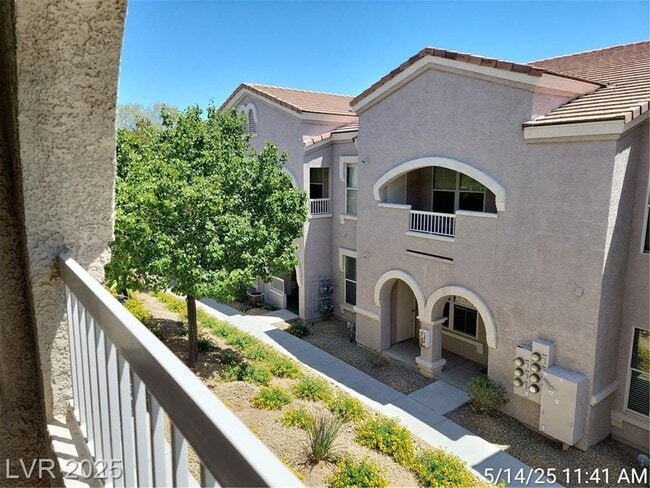Building Photo - POPULAR FLOORPLAN IN A DESIREABLE GATED CO...
