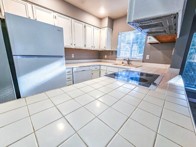Building Photo - Coming Soon! Cozy top floor 2 Bed, 2 Bath ...