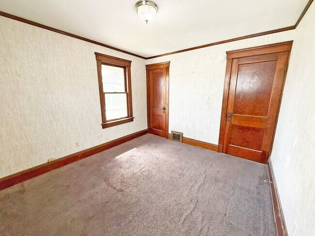 Building Photo - 3 BED 1 BATH BEAUTIFUL SINGLE FAMILY HOME ...