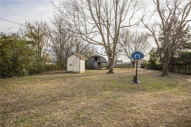 Building Photo - 726 McClure Ave