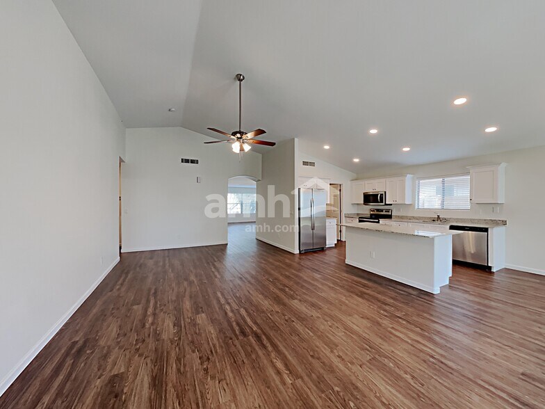 Building Photo - 3033 W Quail Ave