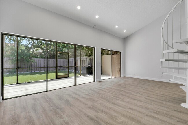 Building Photo - 6680 Thornhill Ct