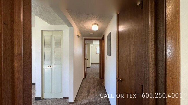 Building Photo - Effortless Living: Open-Layout 2BR Home